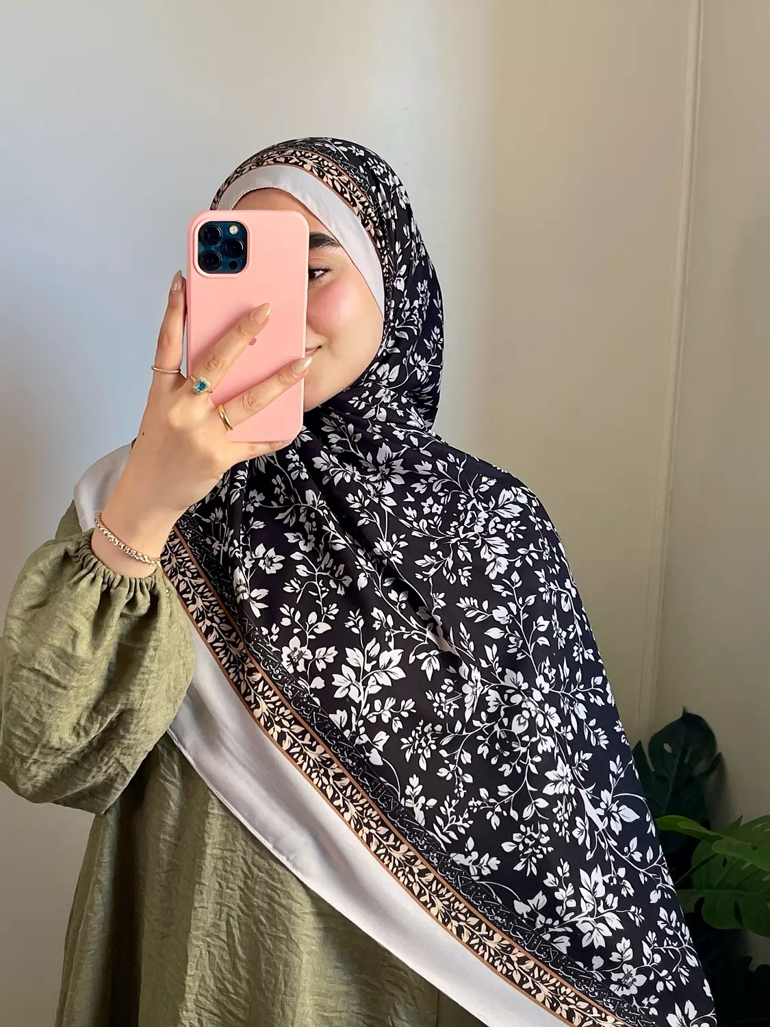 فَعُودِي صُلْبٌ لا يَلِينُ لِغَامِزٍ وَقَلْبِيَ سَيْفٌ لا يُفَلُّ لَهُ حَدُّ/طرحة image