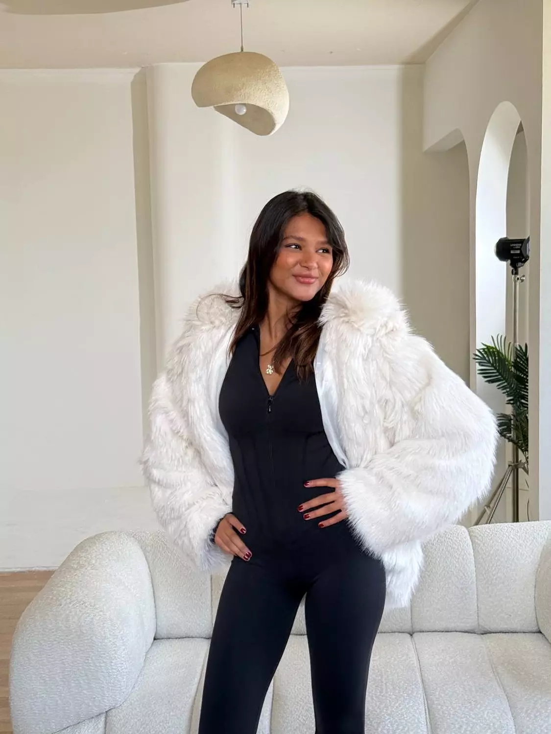 Women’s Faux Fur Winter Jacket – Oversized Luxury Design with Elegant Hood 5