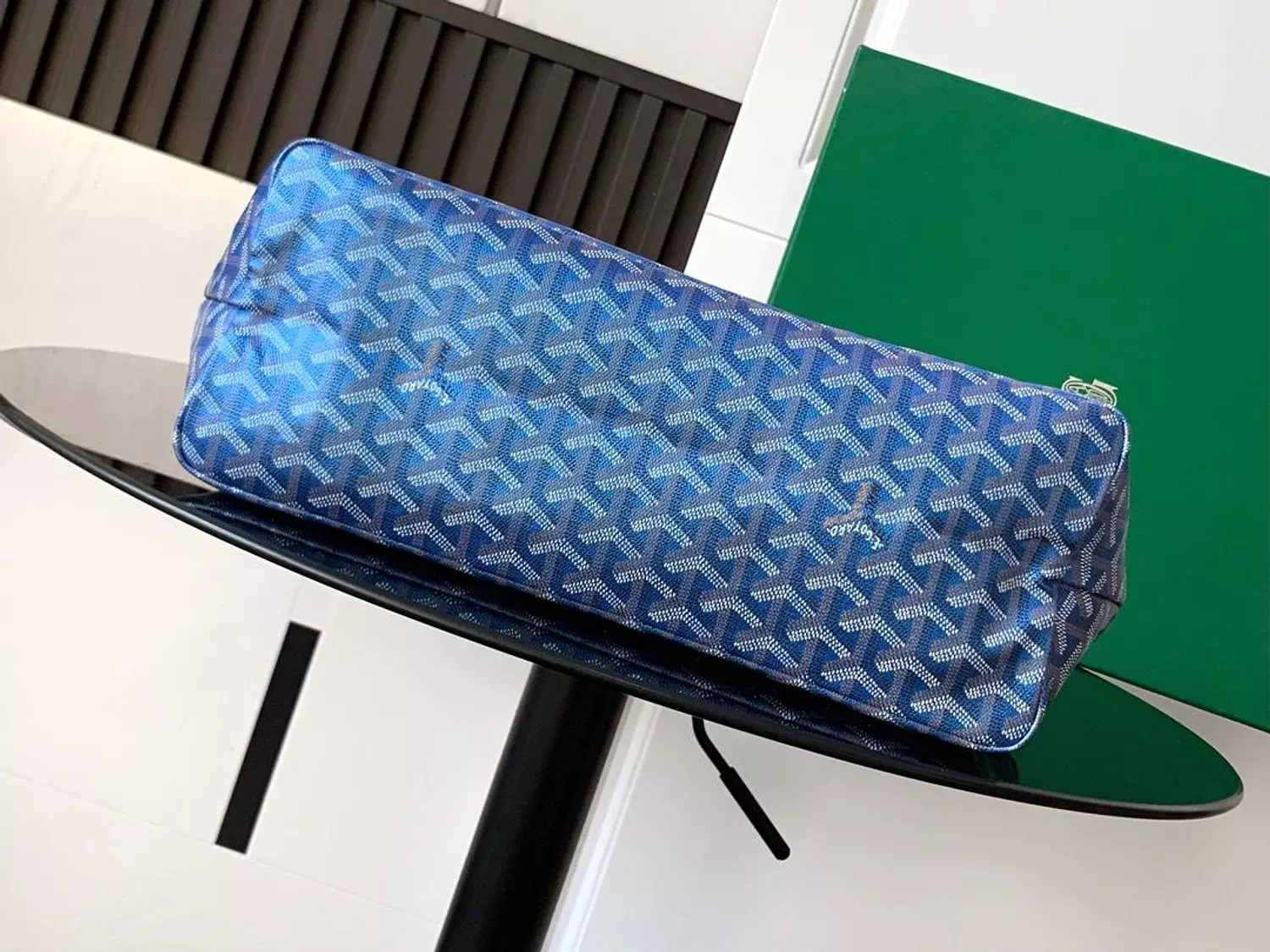 Go yard This limited-edition handbag is crafted from unique pearlescent GOYARDINE canvas,Pearl blue 4