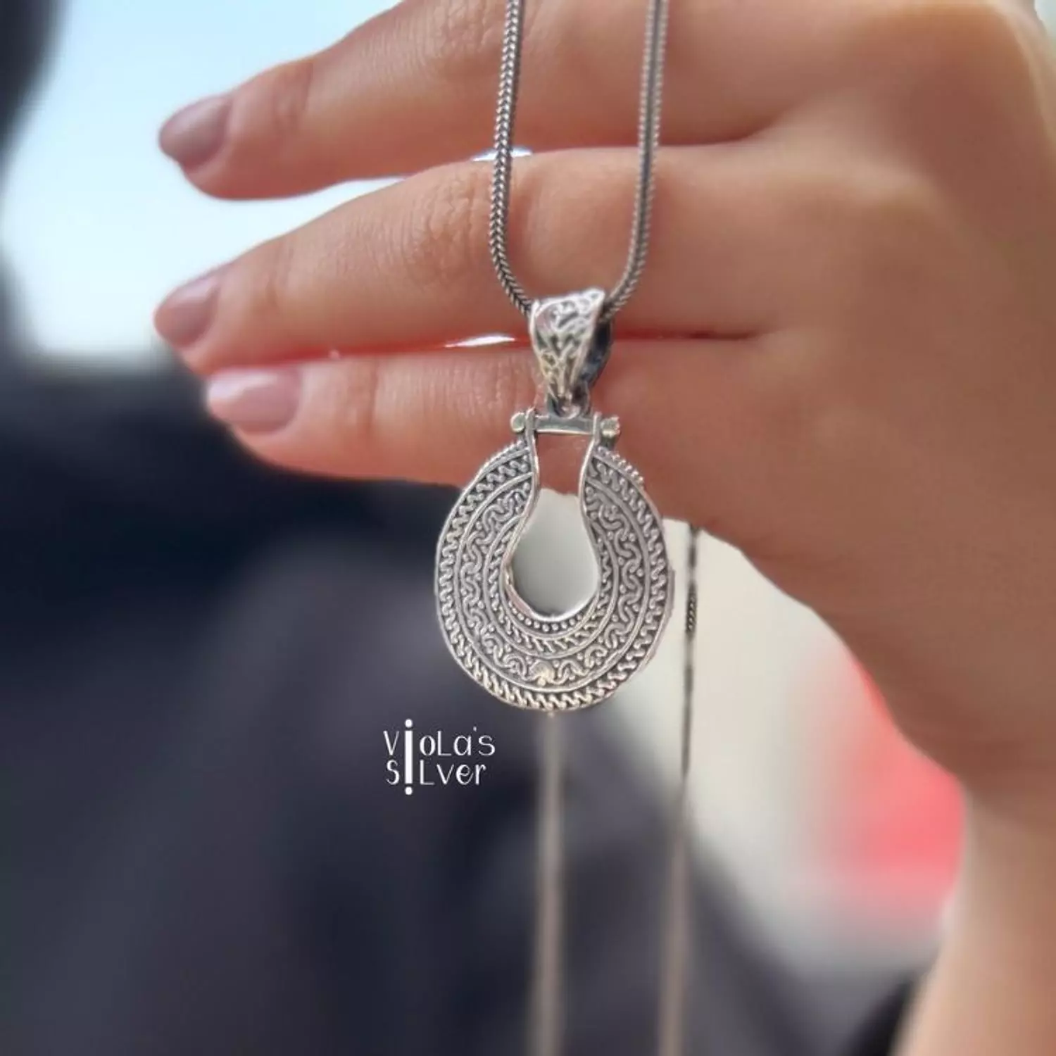 <h3>Necklaces &amp; Pendants</h3>