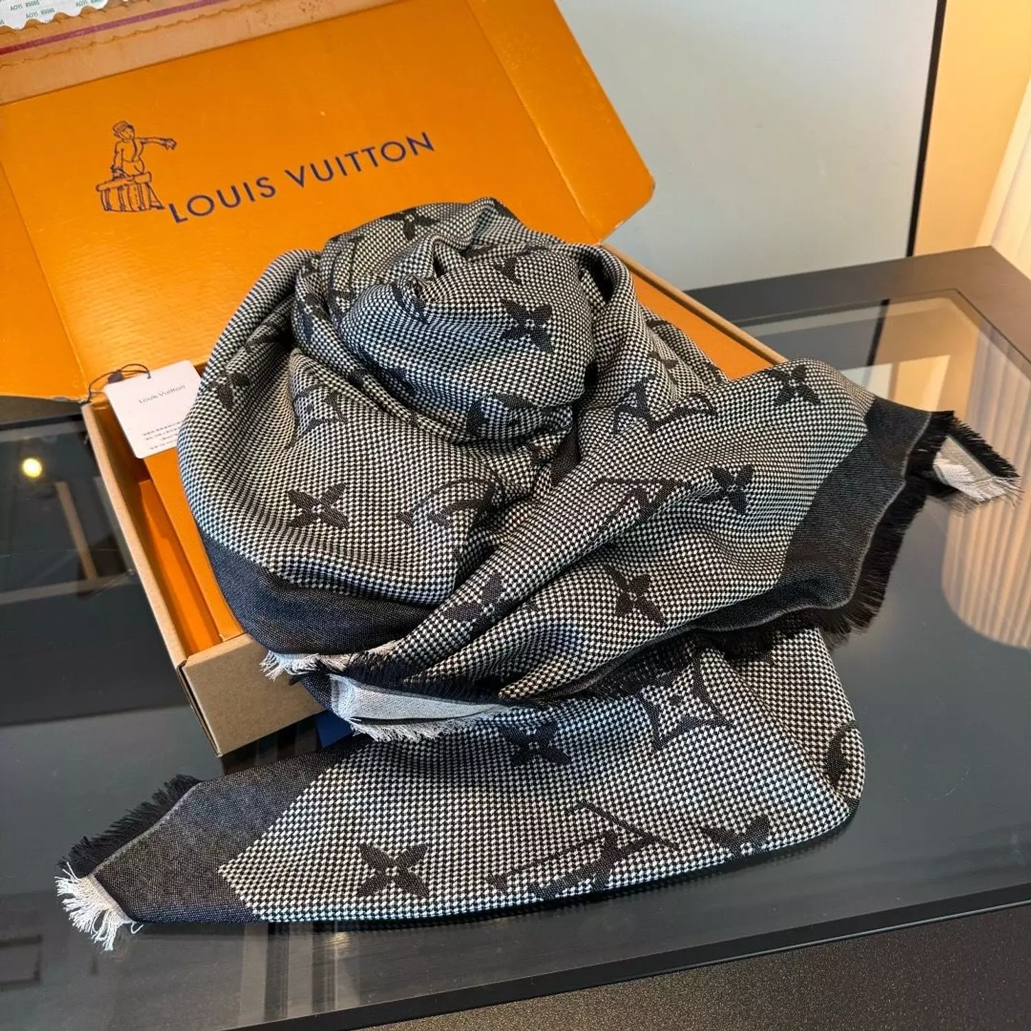 Lv scarf 5