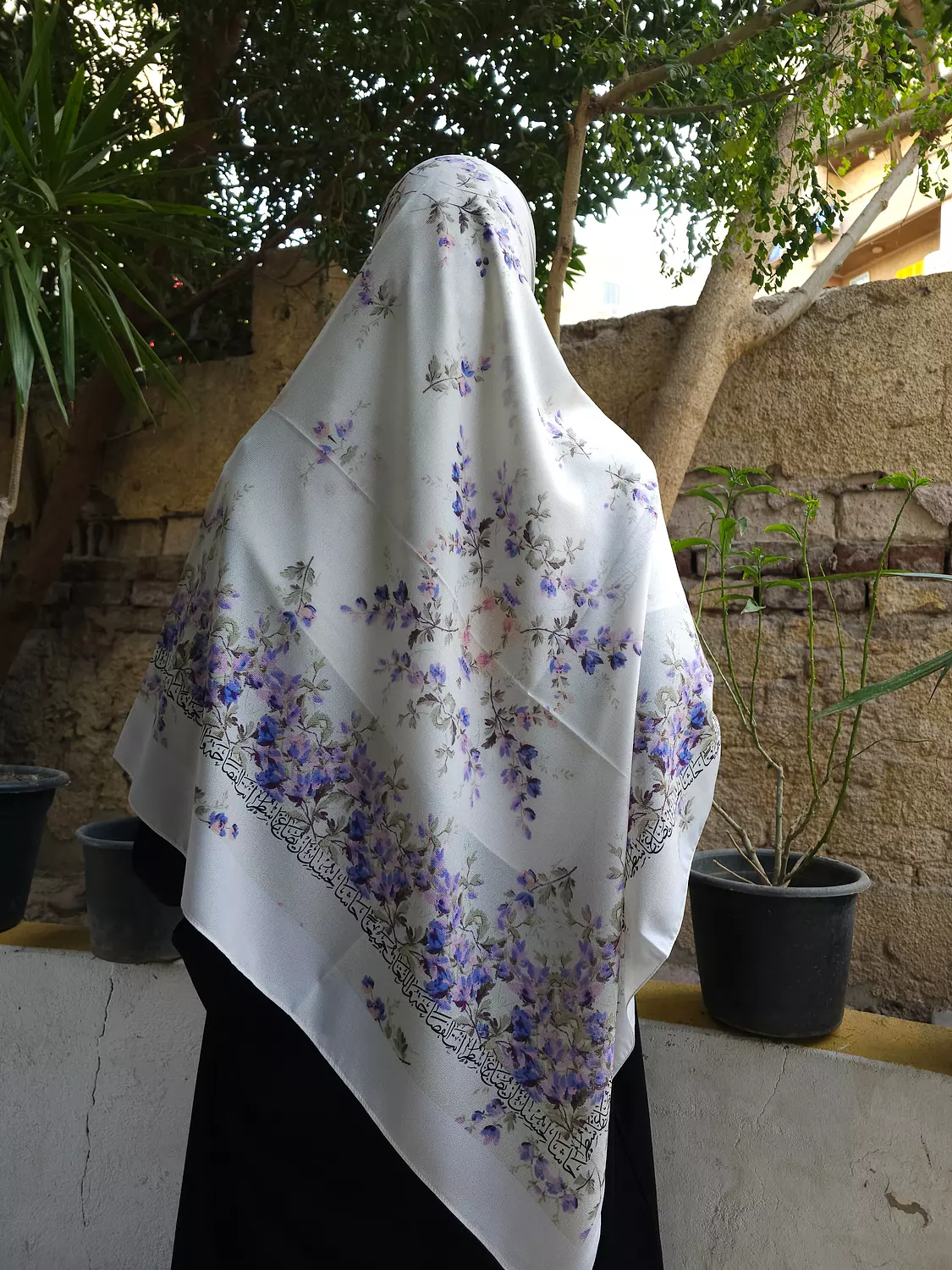 حاشا لِحُسنك أن يُصاغَ بأسطرٍ\خمار  hover image