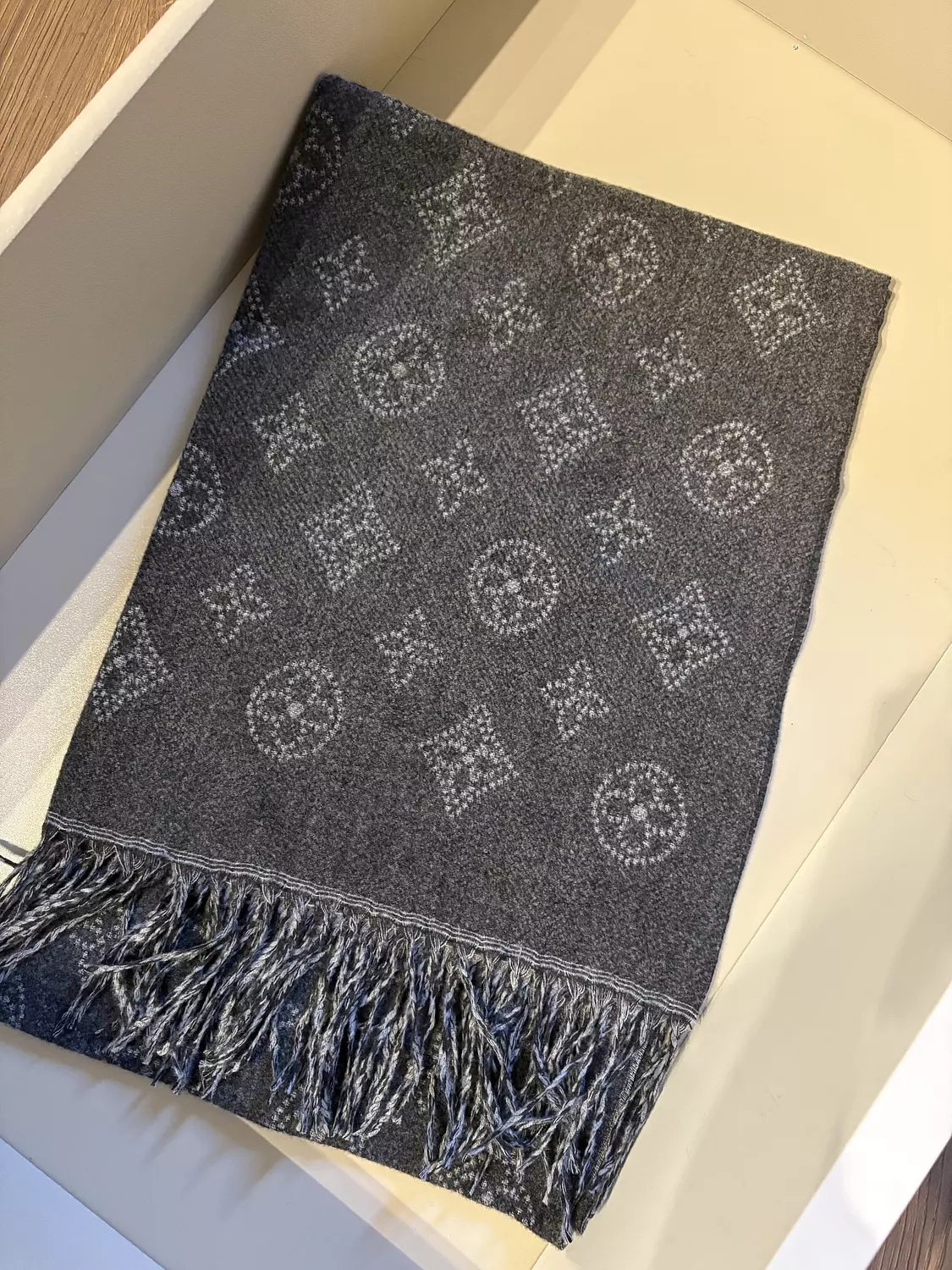 LV WOOL SHAWL 6