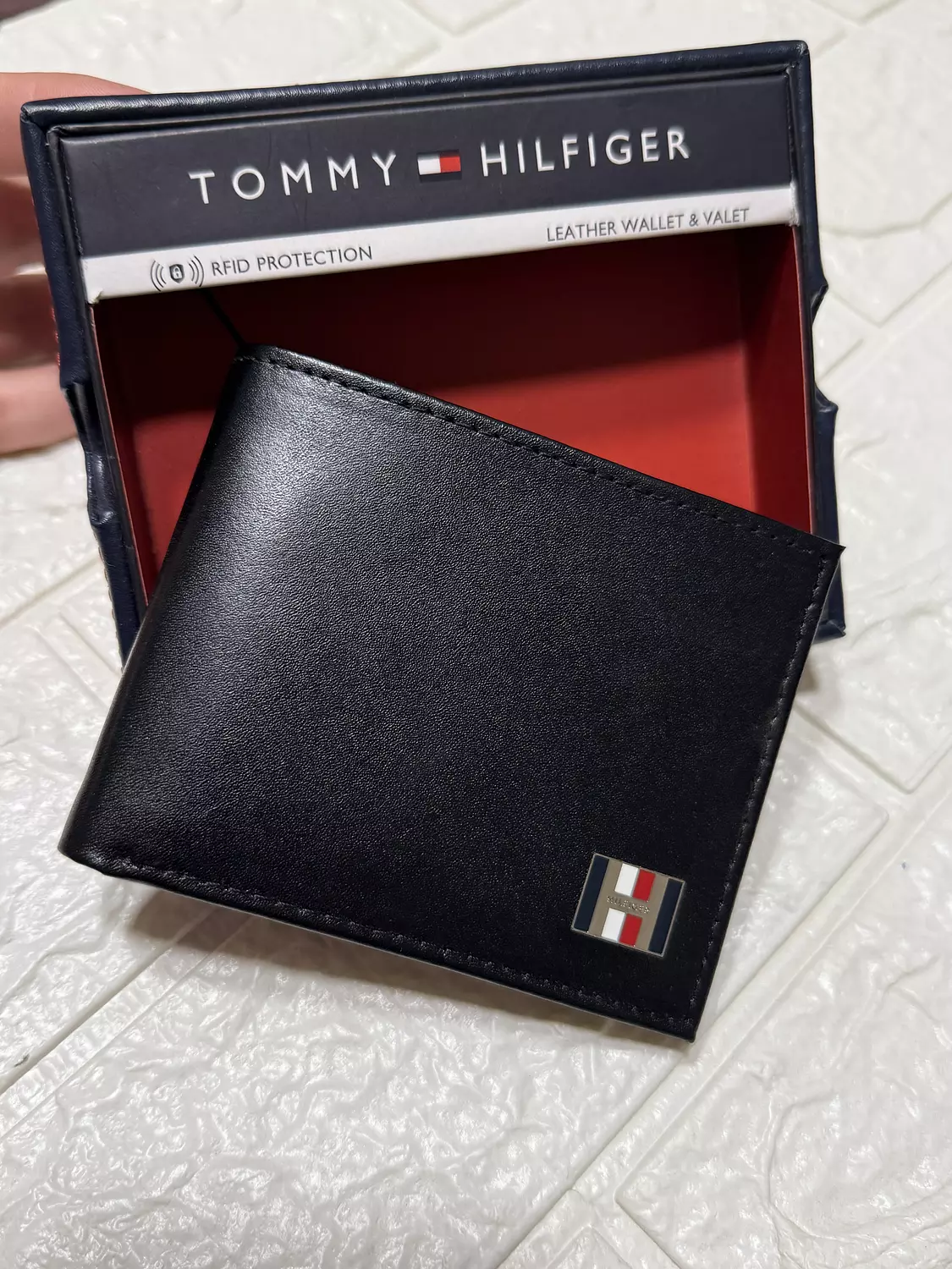 Tommy Hilfiger Men’s Leather Wallet with RFID Protection – Black image