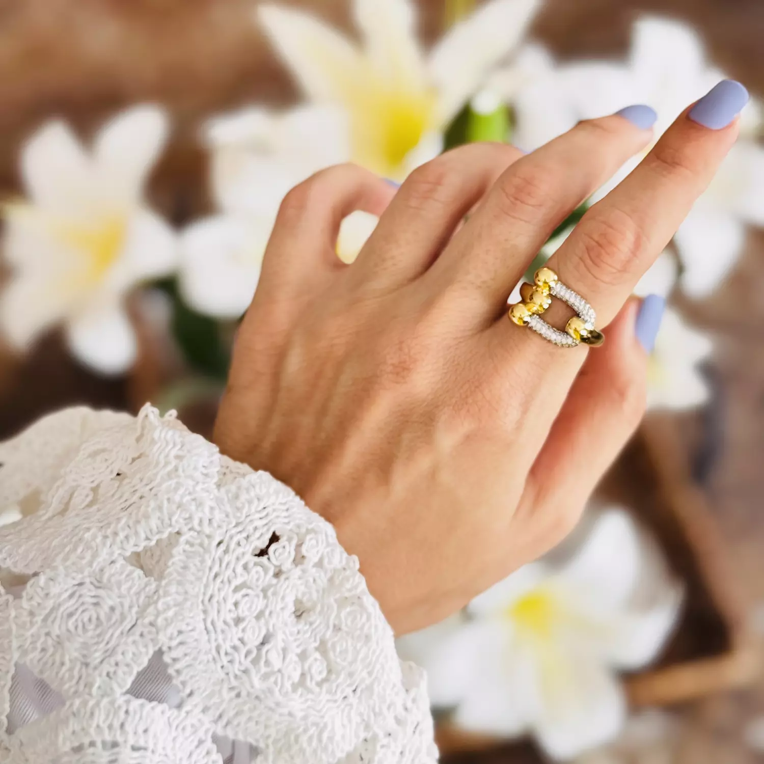 Luxurious Horseshoe U shape gold ring image