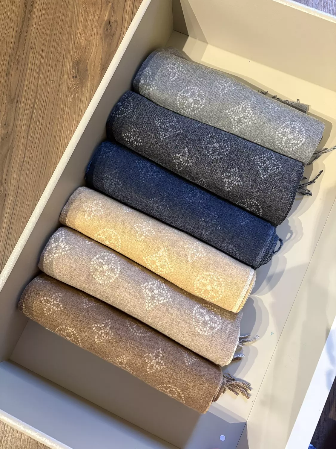 LV WOOL SHAWL 5