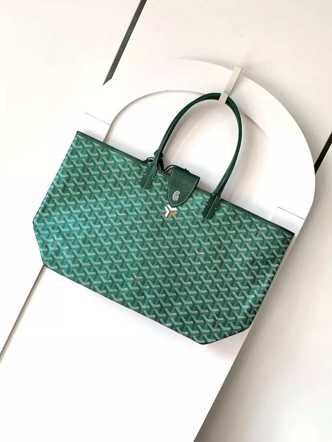Go yard This limited-edition handbag is crafted from unique pearlescent GOYARDINE canvas pearl green image