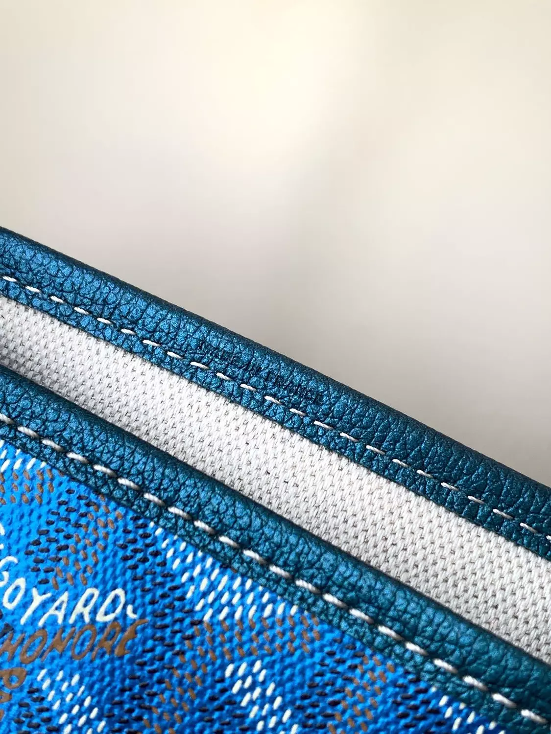 Go yard This limited-edition handbag is crafted from unique pearlescent GOYARDINE canvas,Pearl blue 5