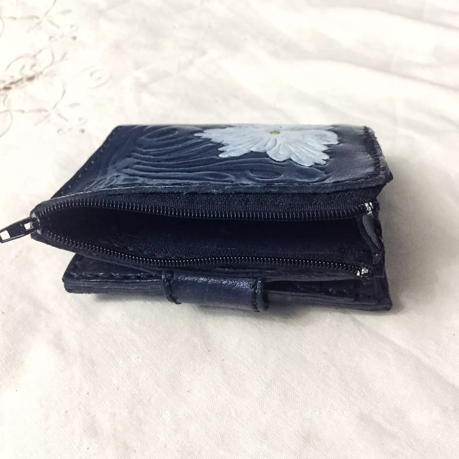 Tooled white flower small leather wallet 2