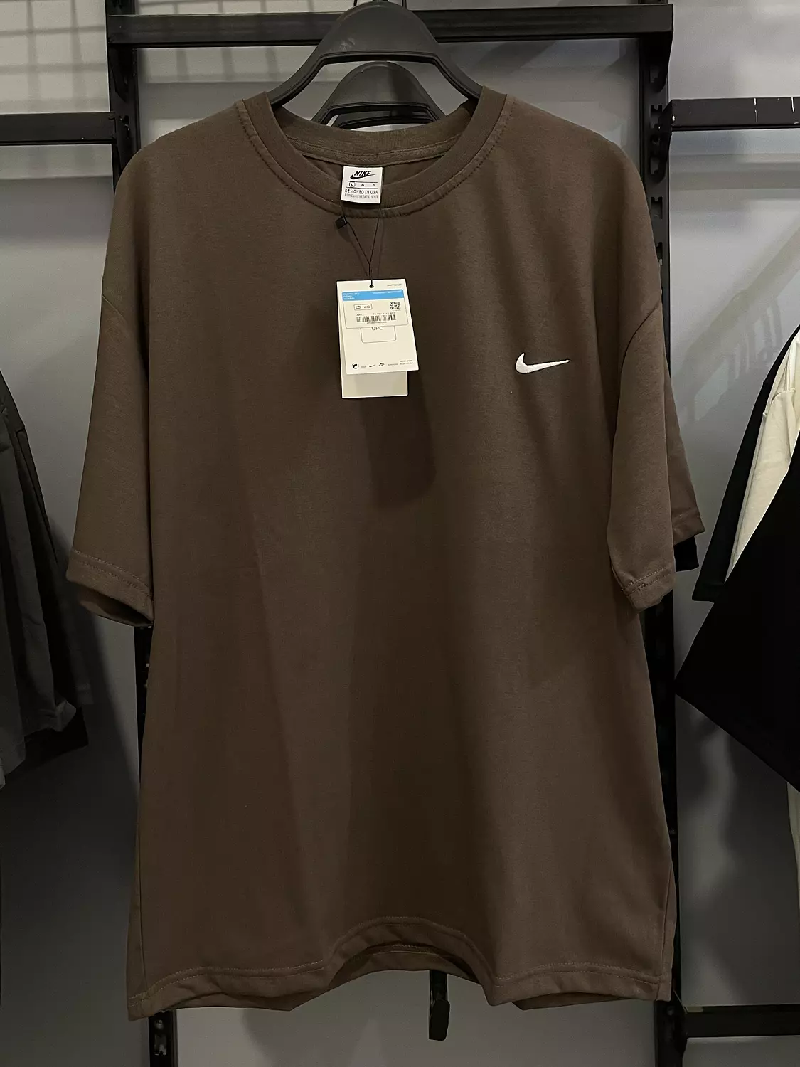 T-shirt nike oversize brown image