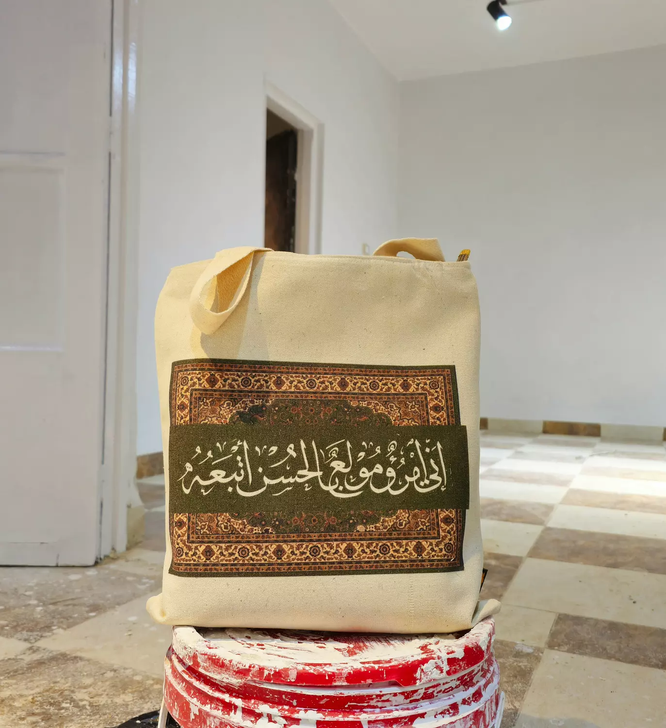 إنى إمروء مولع بالحسن أتبعهُ/Tote Bag image