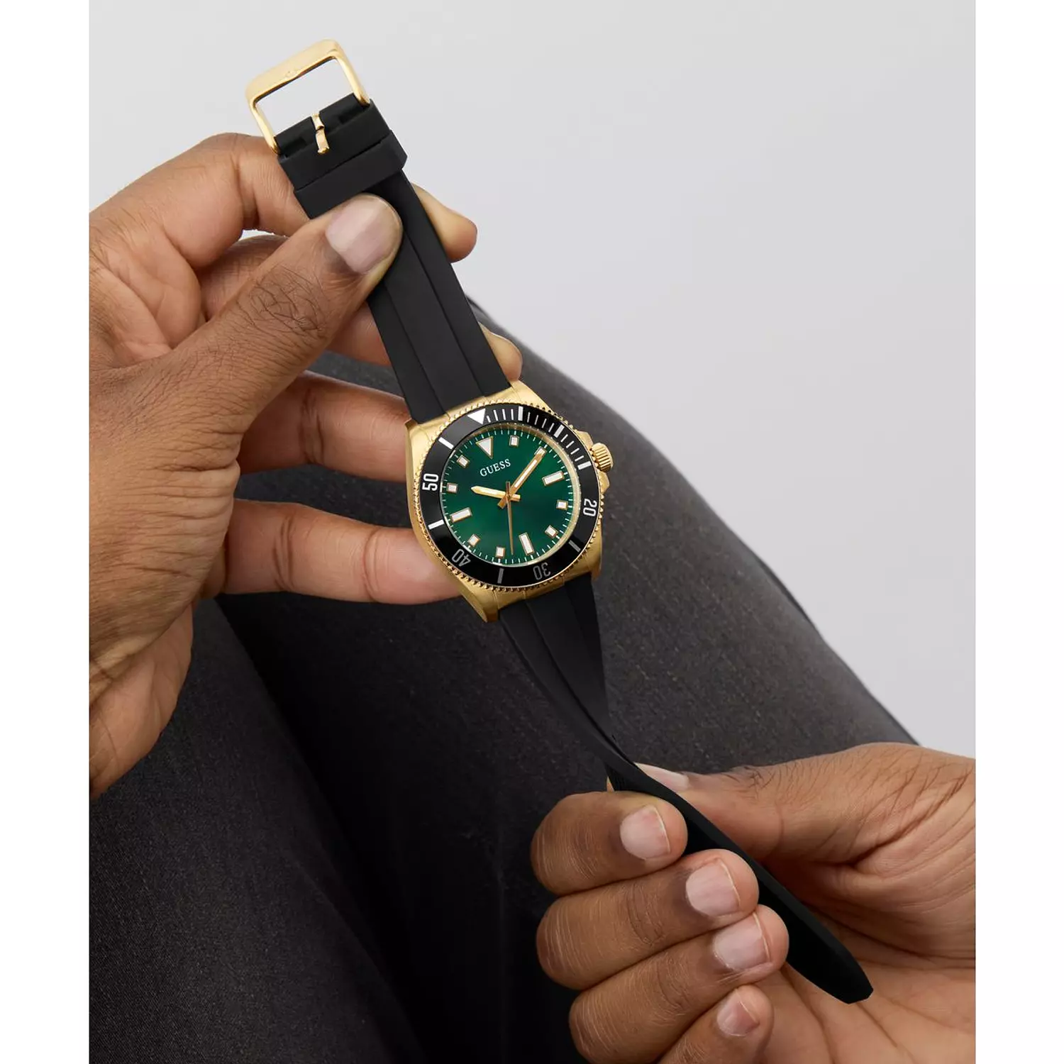 GUESS CLIFF Mens Black Gold Tone Analog Watch Black Silicone Smooth Strap 7