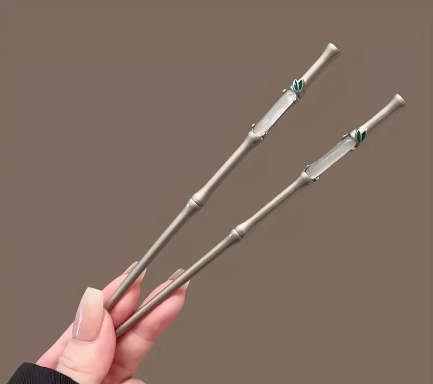 Elegant Vintage Floral Hairpin - White & Green hover image