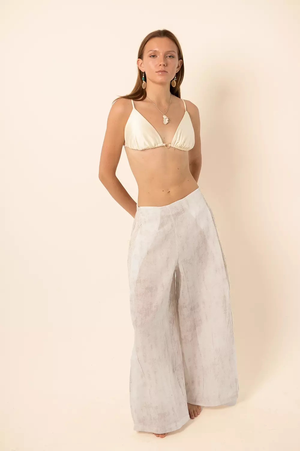 <p><strong>Wide-Leg Pants with side slits - White</strong></p>