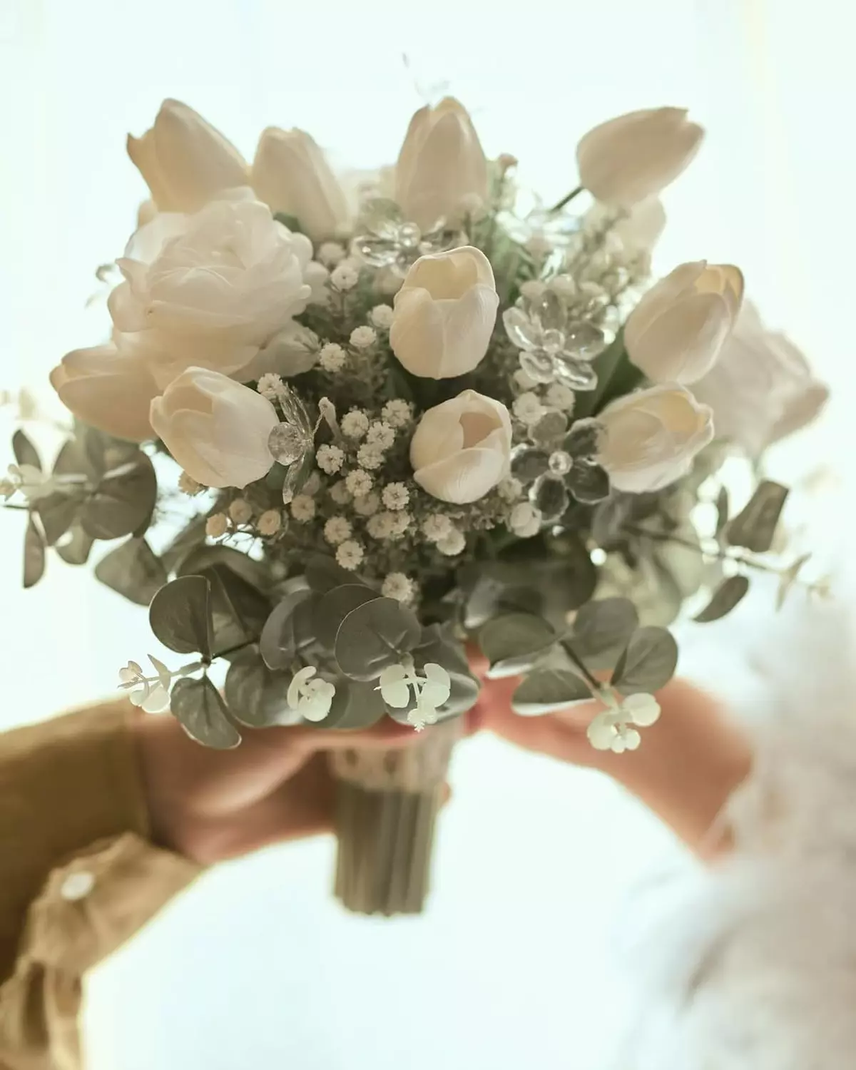  classy white floral bouquet image