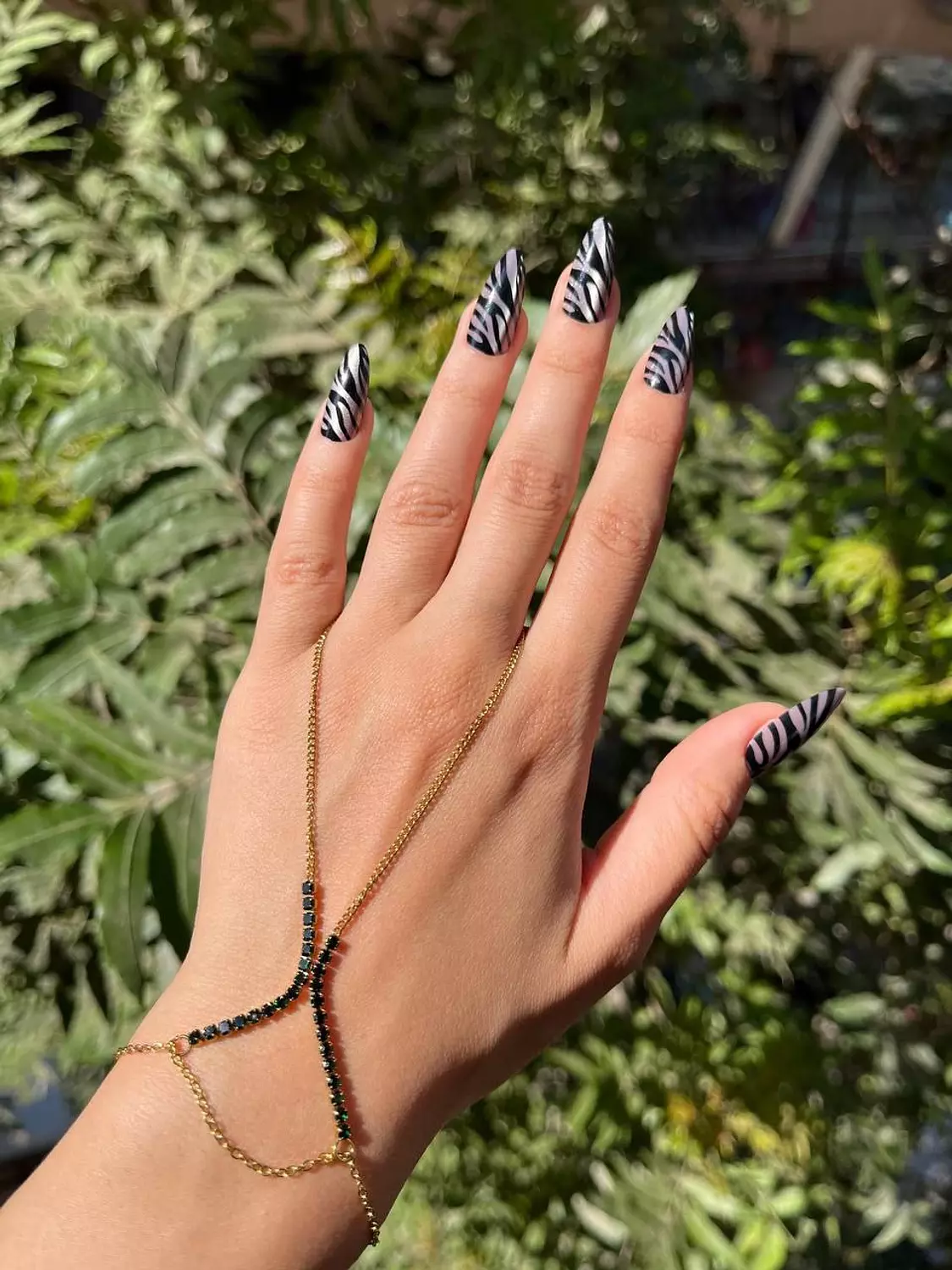 Hand-chain H11 hover image
