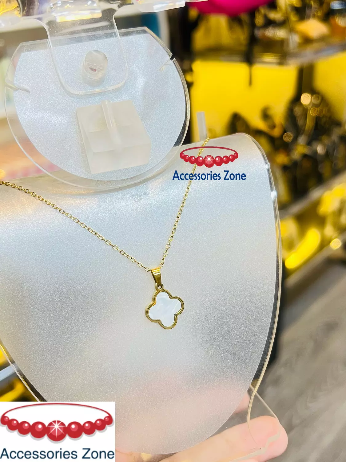 White V*n Cl**f necklace 1 image