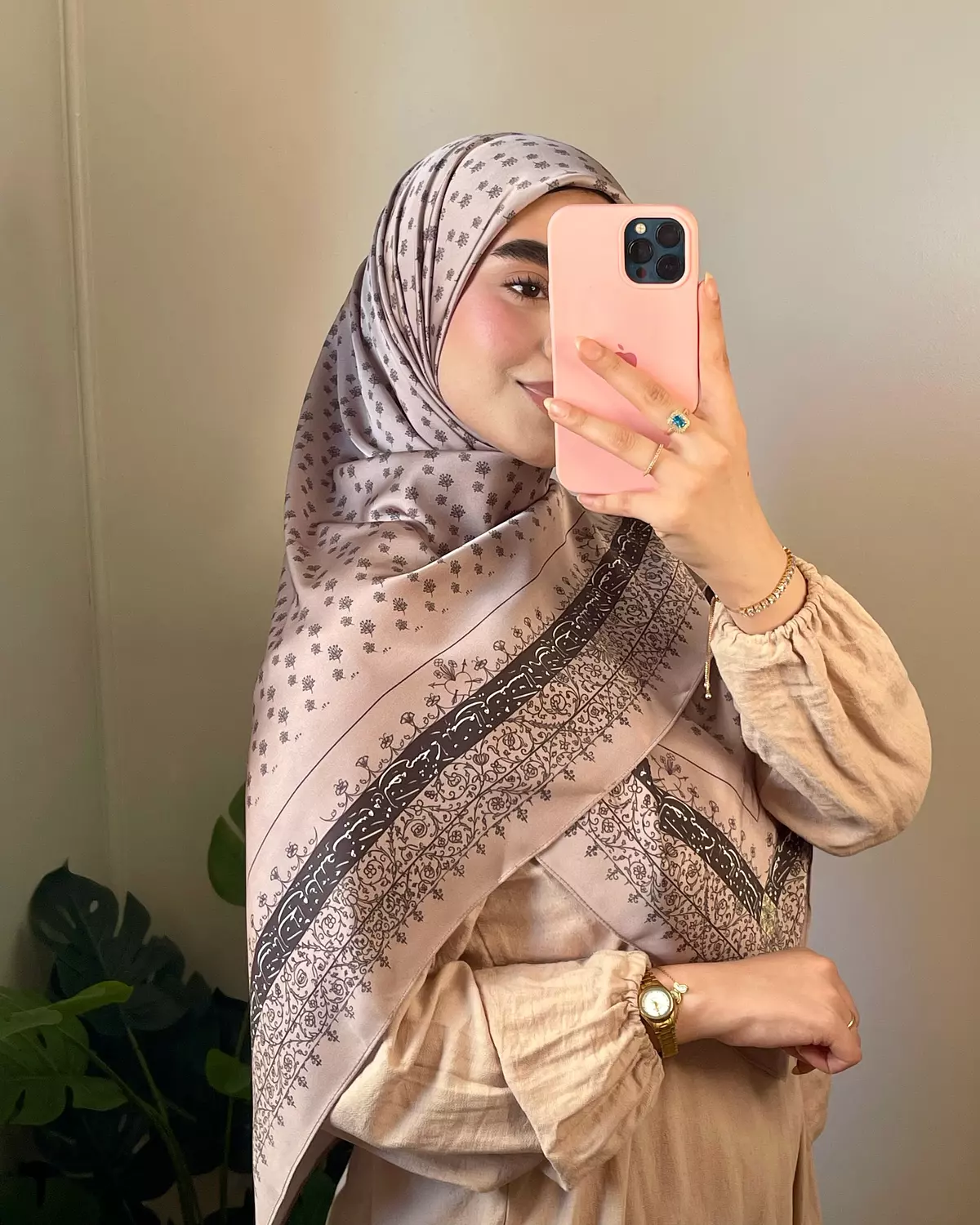 السيف في الغمد لا تخشى مضاربه/ سكارف  image