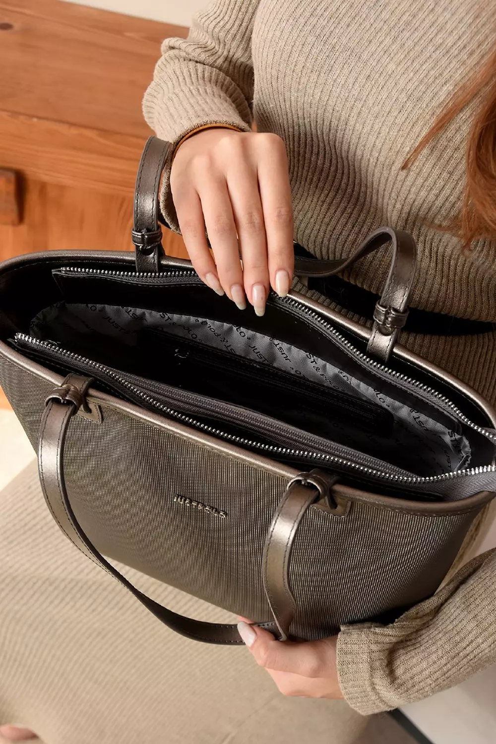 Compact luxe shoulder bag  hover image