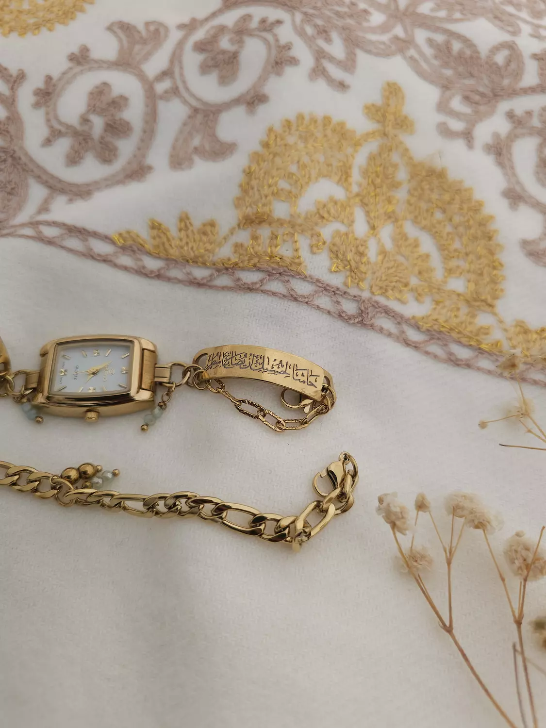 حاشا لحسنك أن يصاغ بأسطر/ساعة image