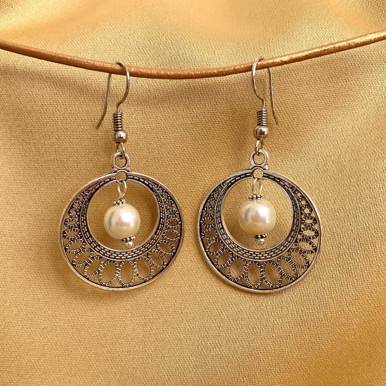 <h3><strong><span style="color: #38826DFF">Oriental Pearl Earrings </span></strong></h3>