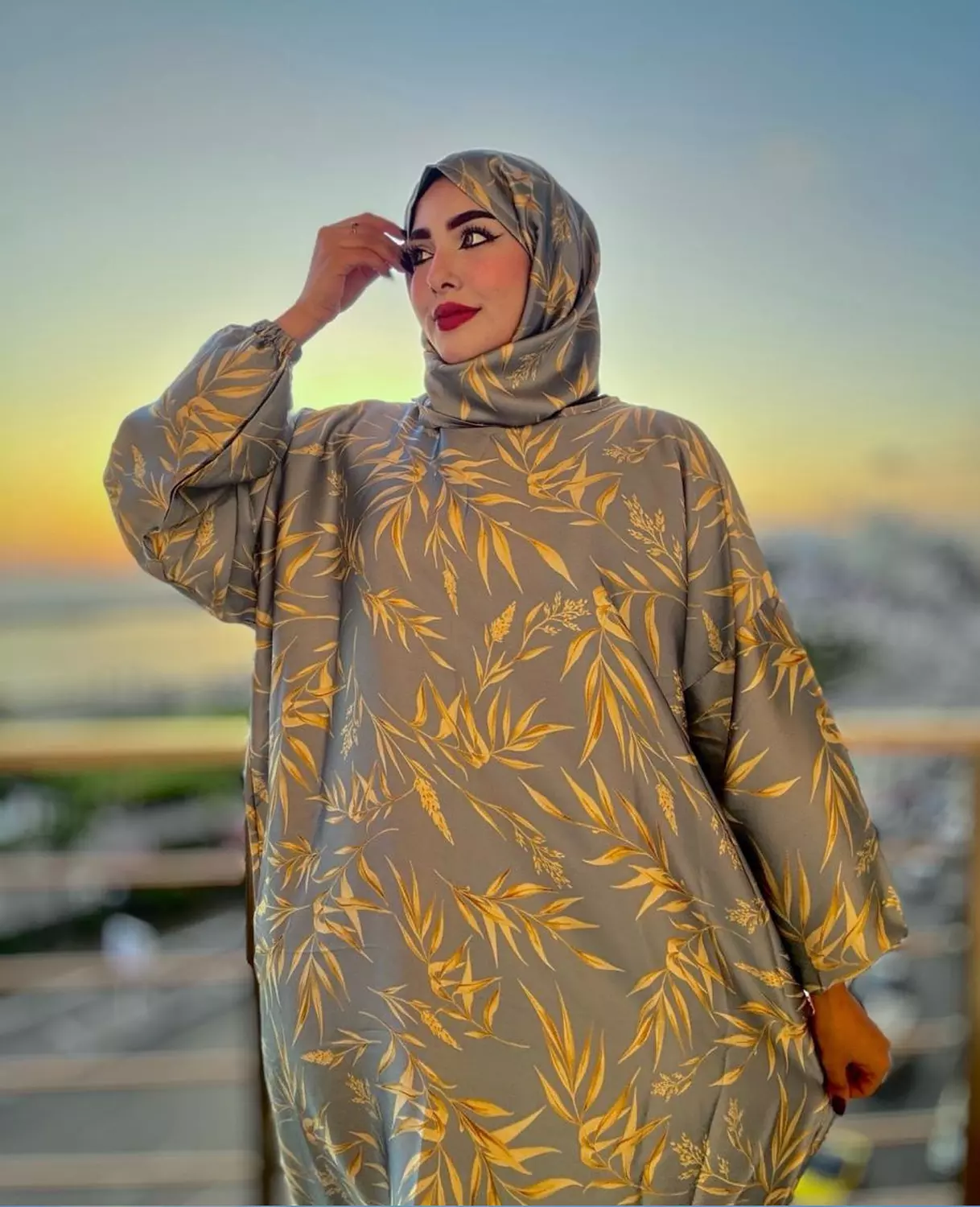 Satin Maxi Isdal with Golden Leaf Print image