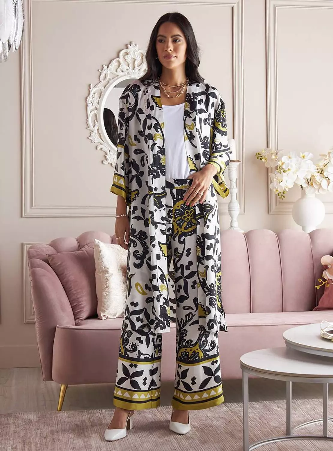 All over printed chique suit from max image