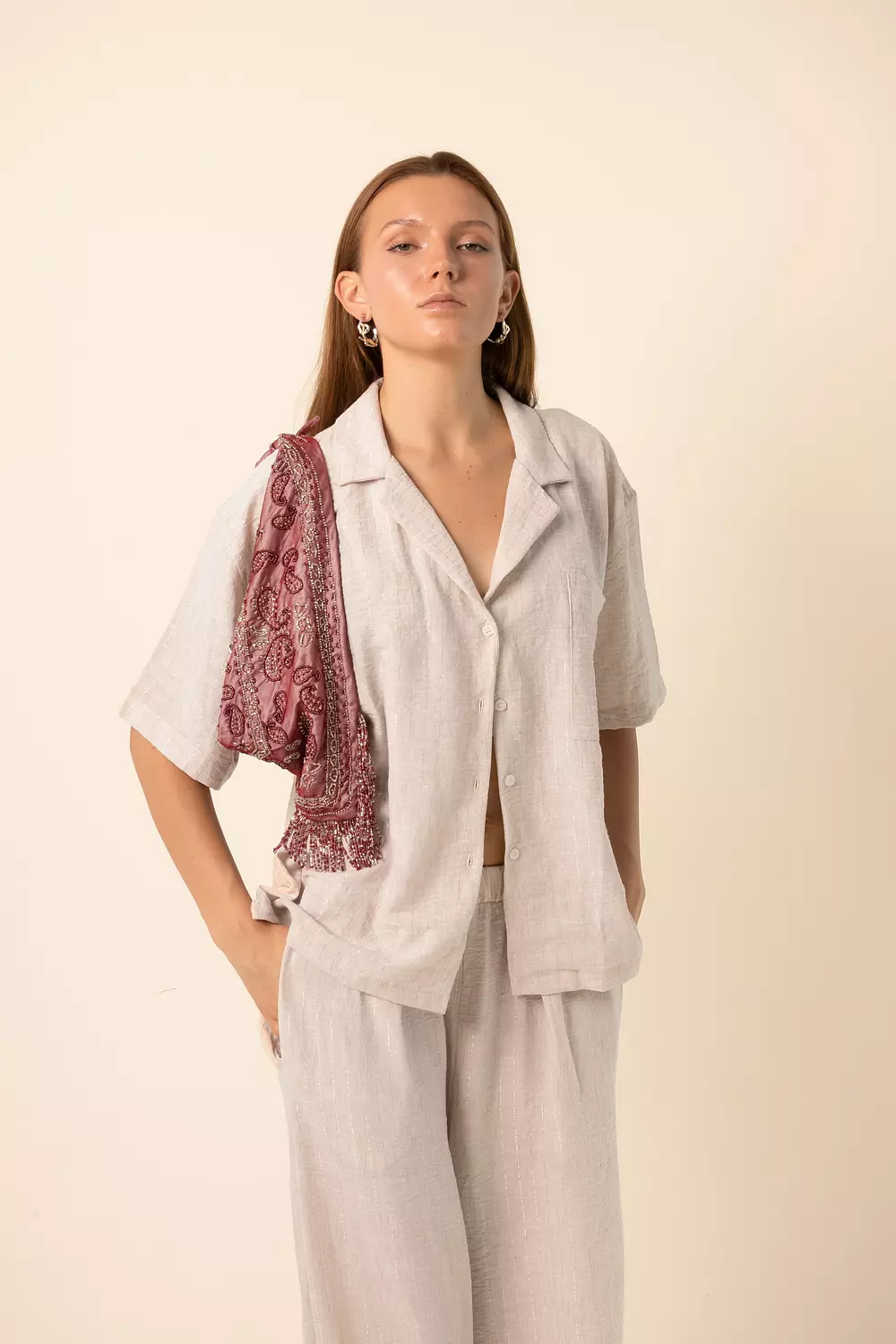 <p><strong>Oversized Shirt in silver Stripes - Beige</strong></p>