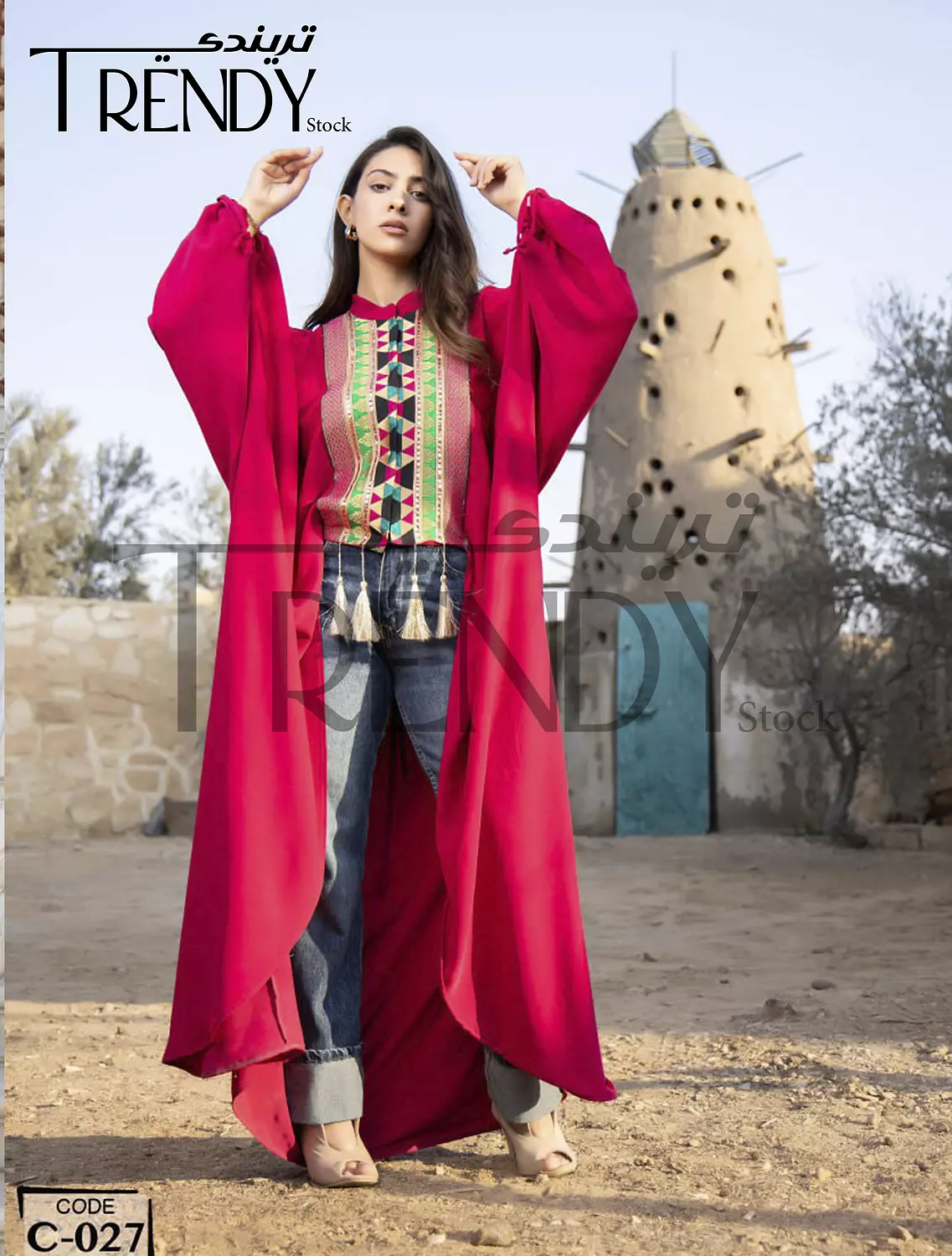 Half abaya decorated with an Indian accessory 3