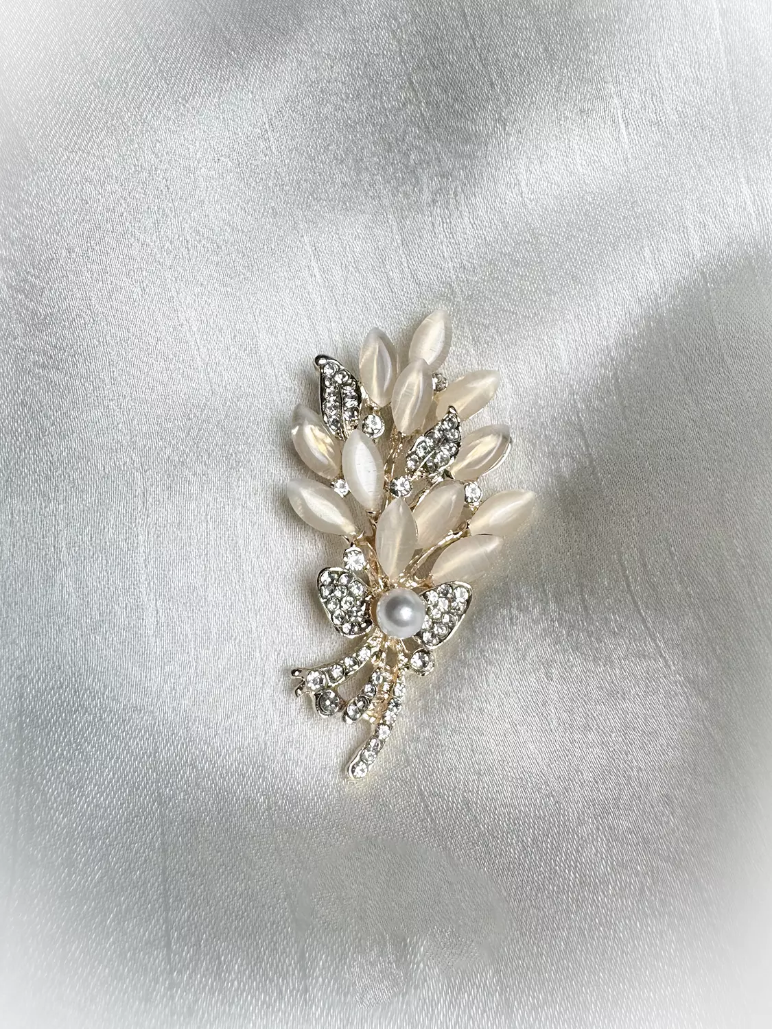 Gold leaves Brooch image