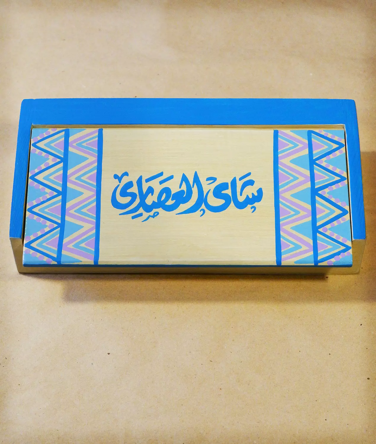 2 lines triangles purple tea box  image