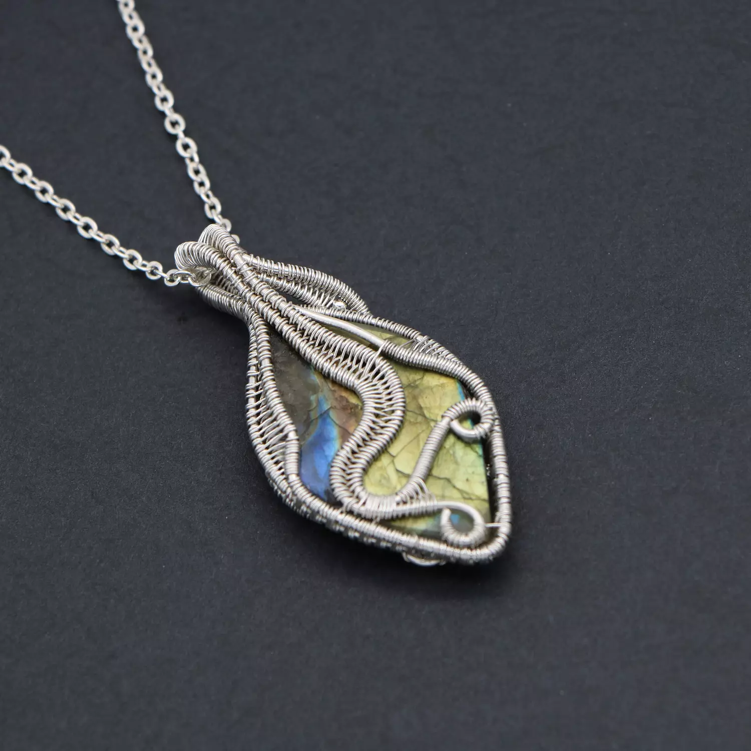 Wire wrapped silver 925 pendant with labradorite gemstone. 1