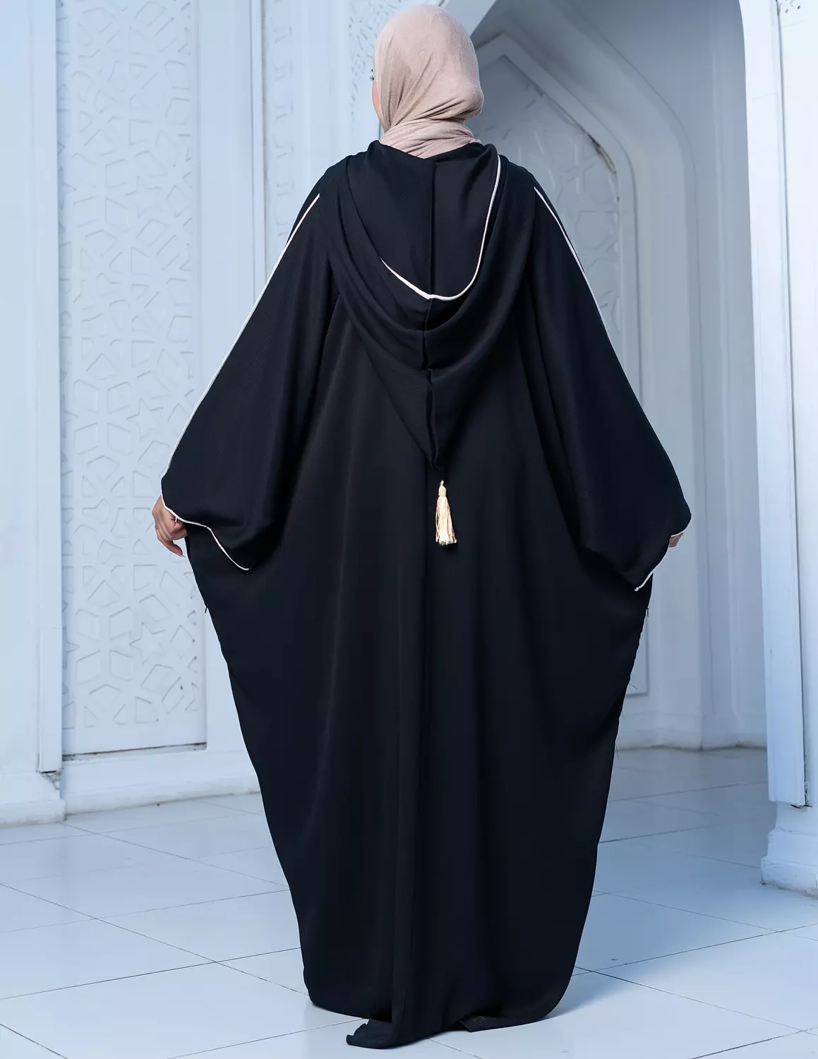 ABAYA CAPICHO WITH GOLDEN SERMA 2