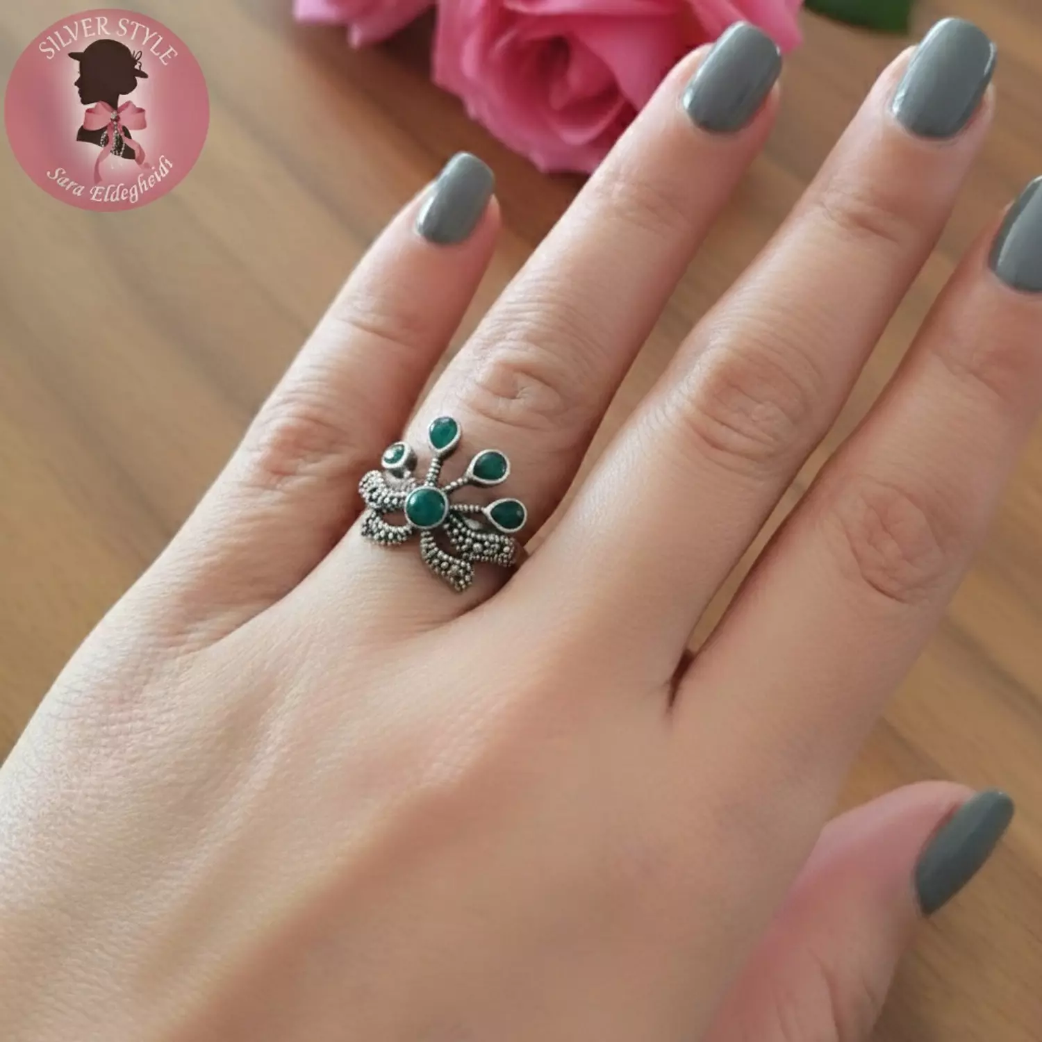 Stunning green Ring image