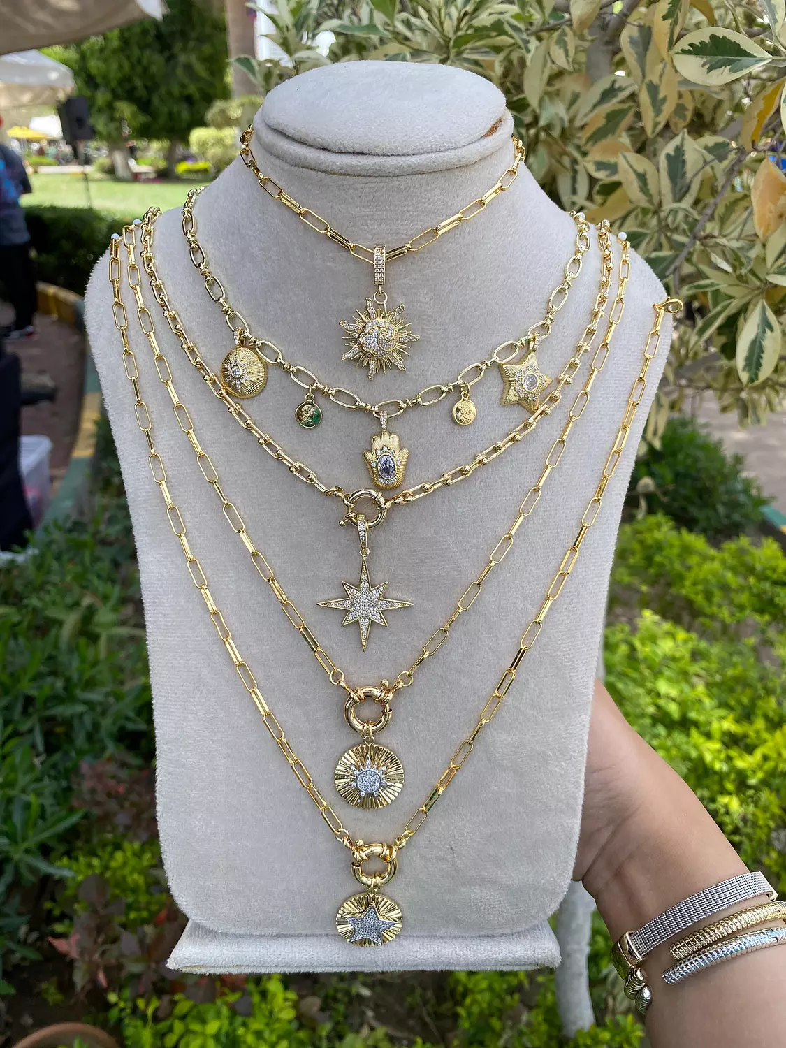 Glowy gold necklaces image