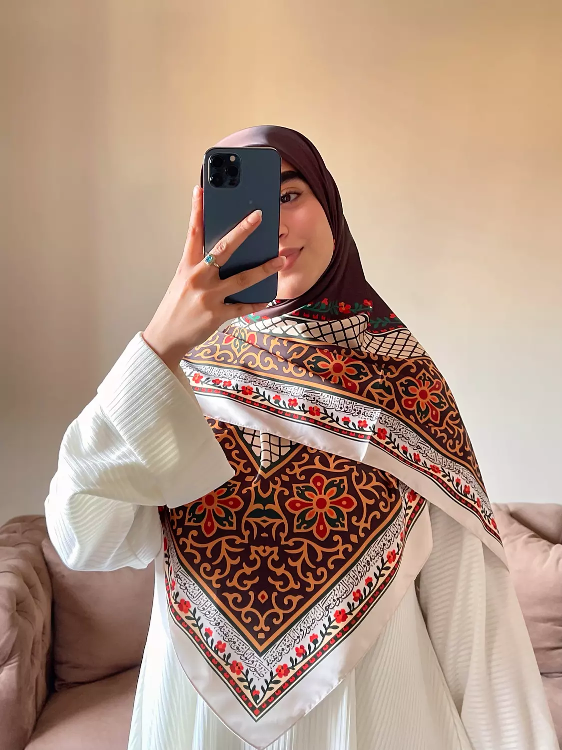 صَبورٌ وَلو لَم تَبقَ مِنّي بَقِيَّةٌ/سكارف hover image