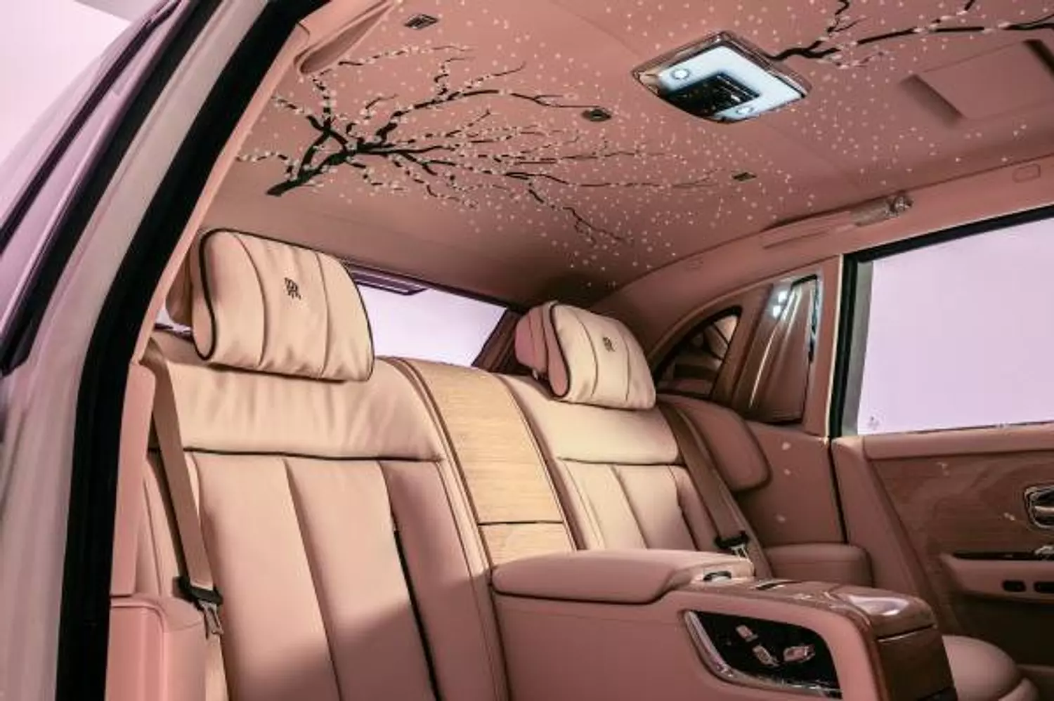 🎖️🌐 Rolls-Royce: Where Ancient Heritage Meets the Future of Luxury 3
