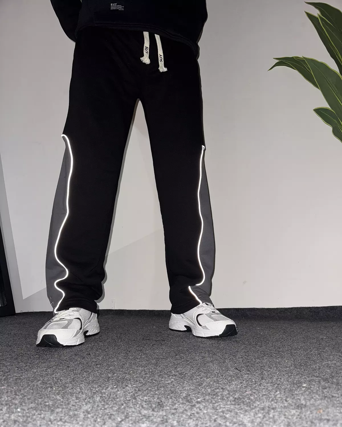 <hr><h4><strong><span style="color: #000000">Wide leg Reflect Sweatpants</span></strong></h4>