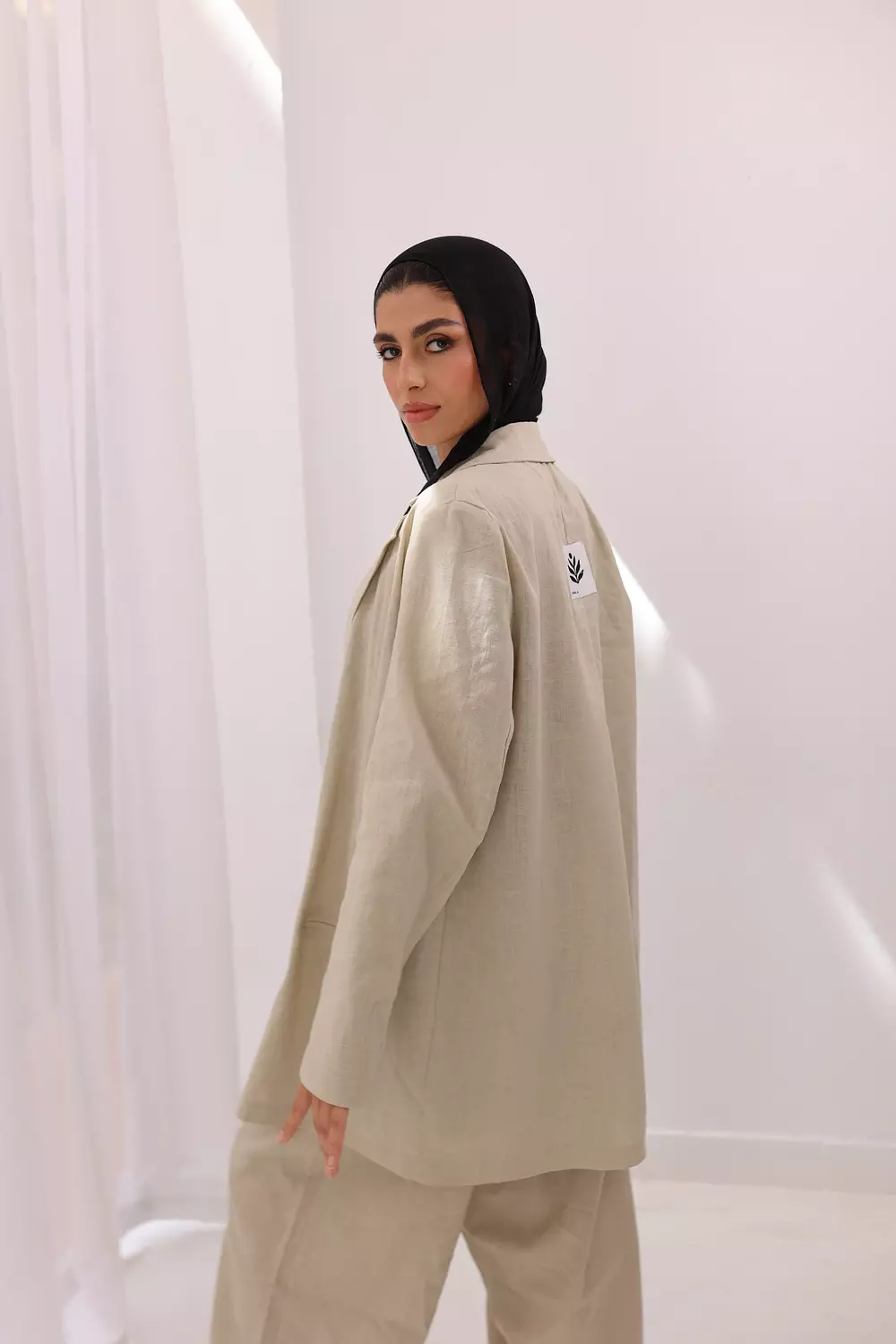 Fitted linen blazer in beige hover image