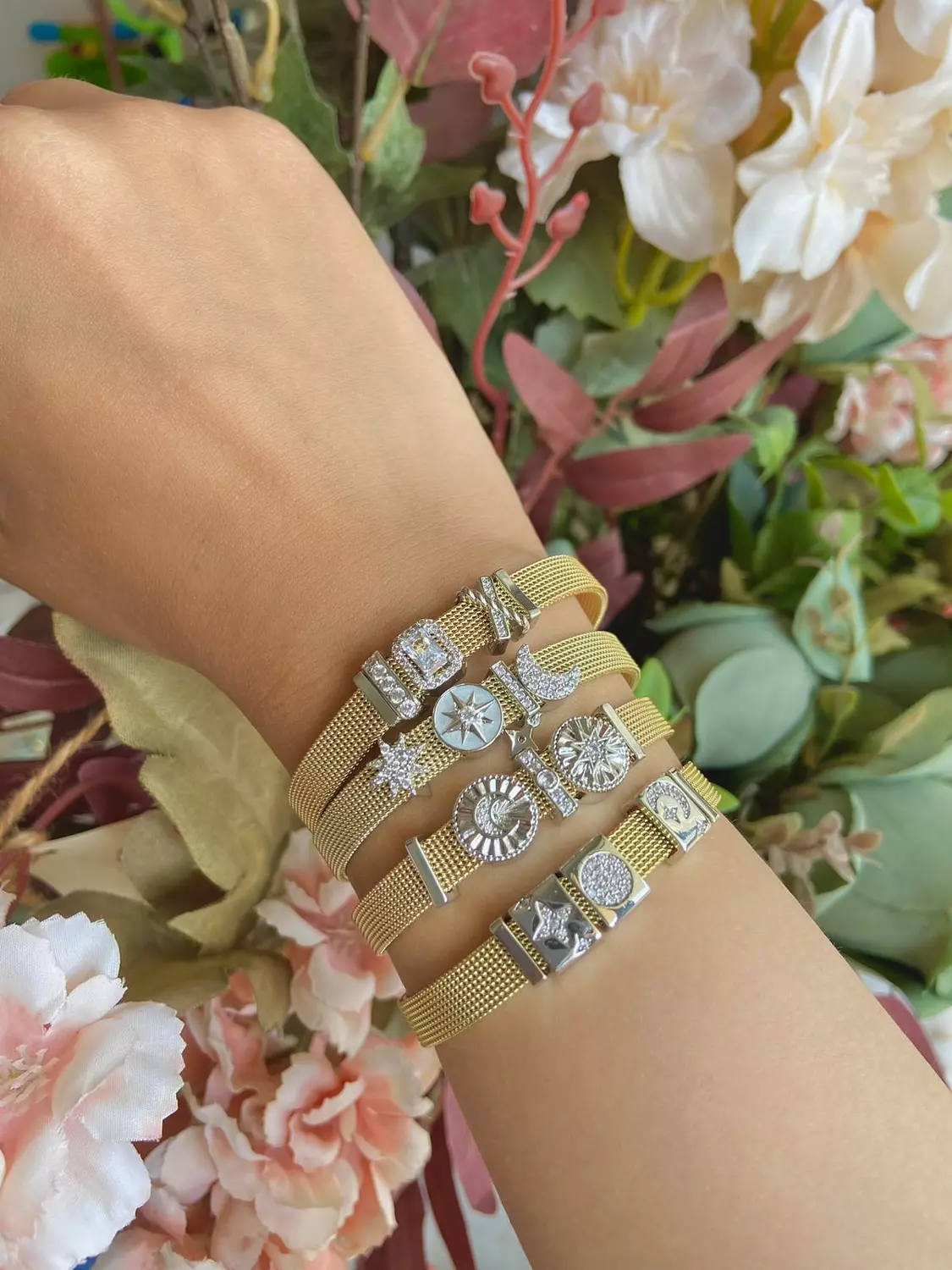 Charming gold bracelet image