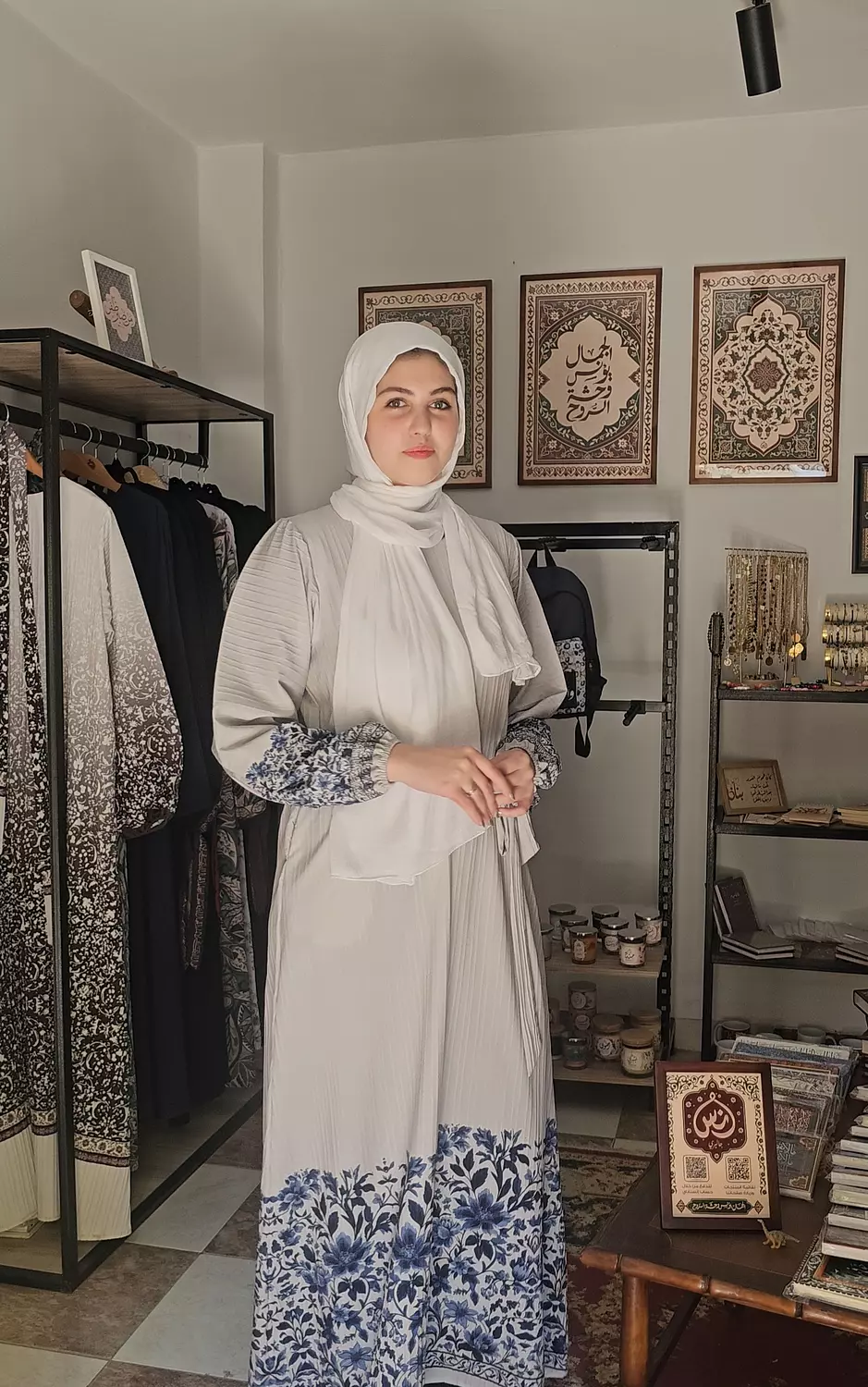 فستان قمر hover image
