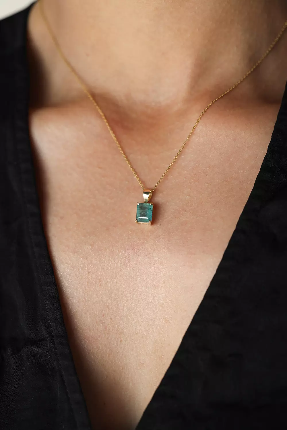Emerald 18k gold necklace image