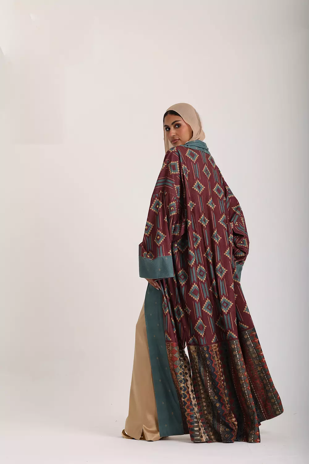 <p style="text-align: center"><span style="color: rgb(162, 143, 95)">MAKKAM Kaftan</span></p>