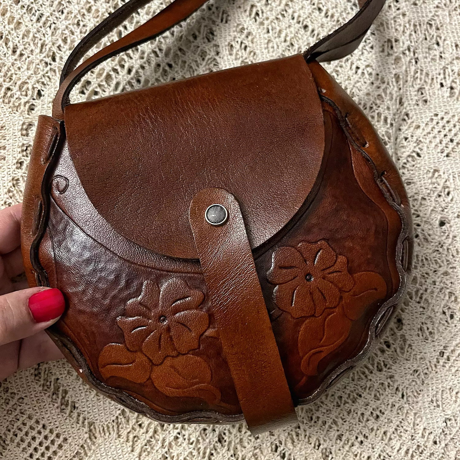 Art Nouveau bloom round leather bag with rotating strap  6