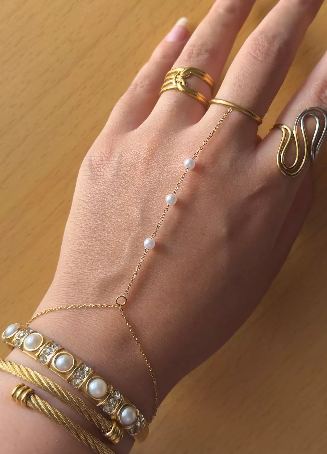 Pearla Handchain hover image