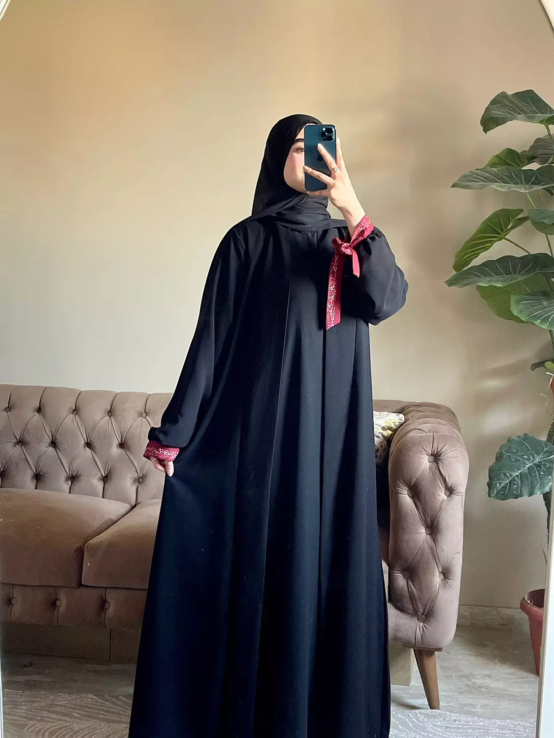 غريبٌ على الدهر حُسنك هذا/ عباية image