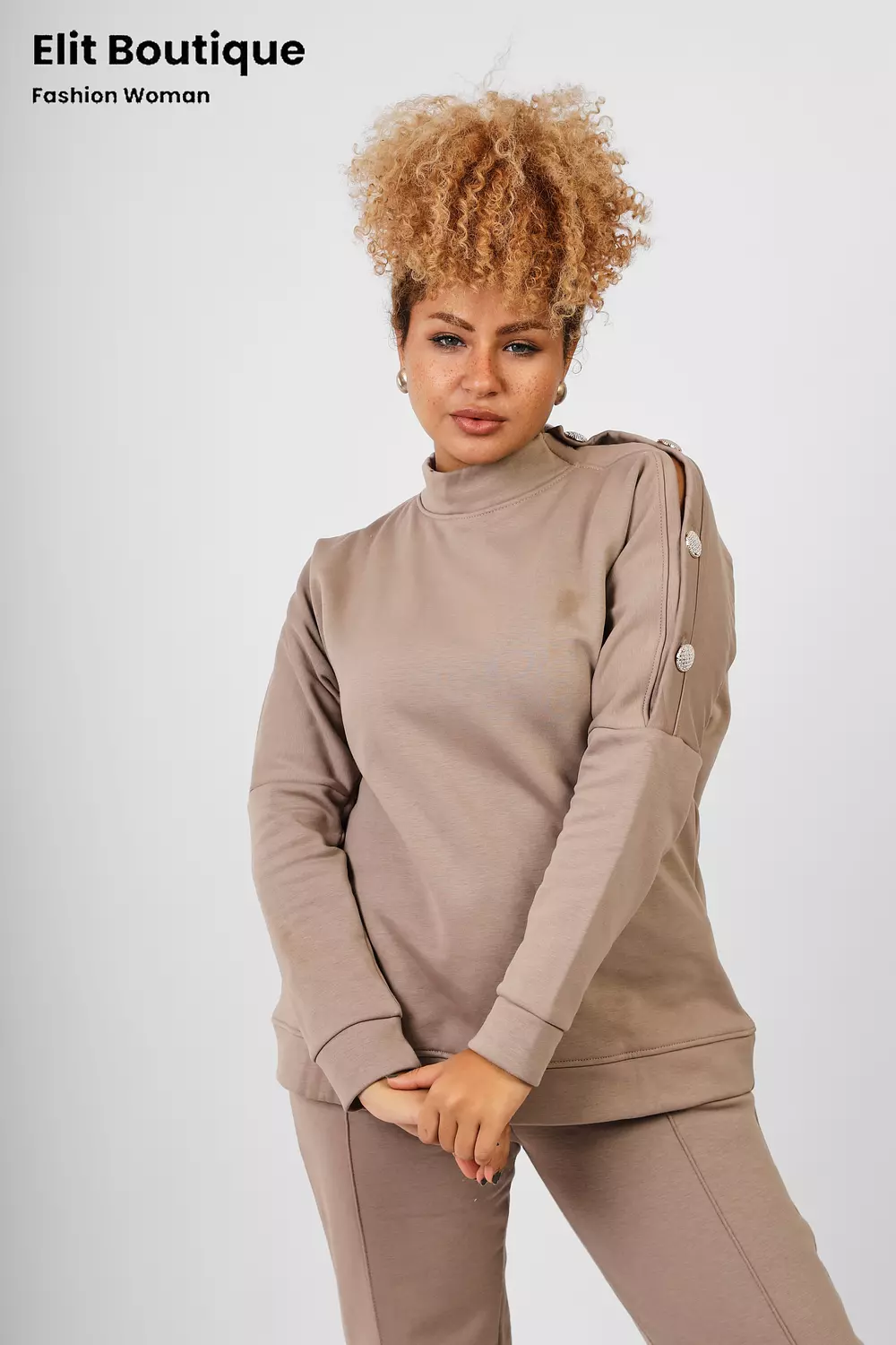 Suit with stripes on the side 9