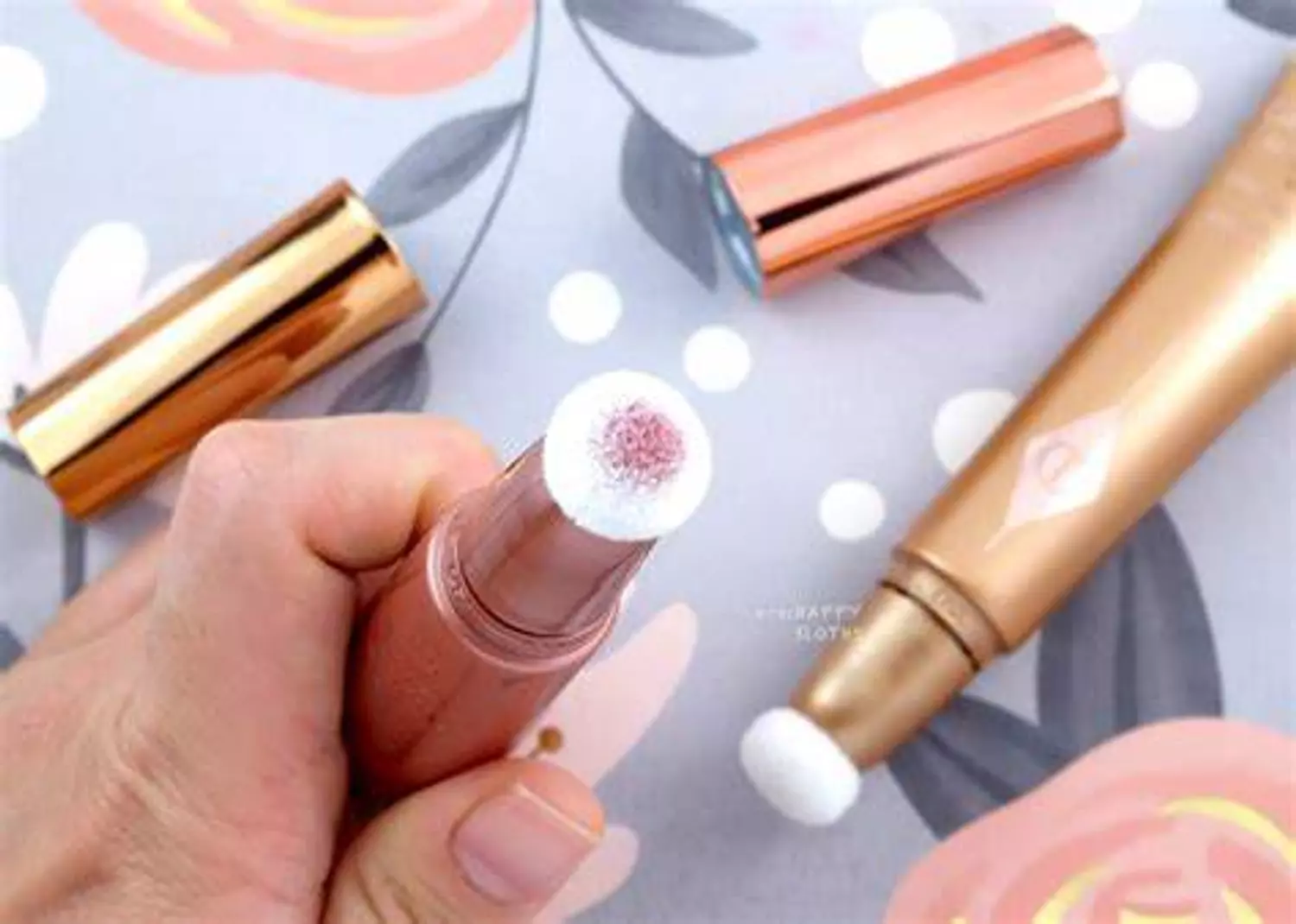 CHARLOTTE TILBURY Glowgasm Beauty Light Wand  shade in pingasm 2
