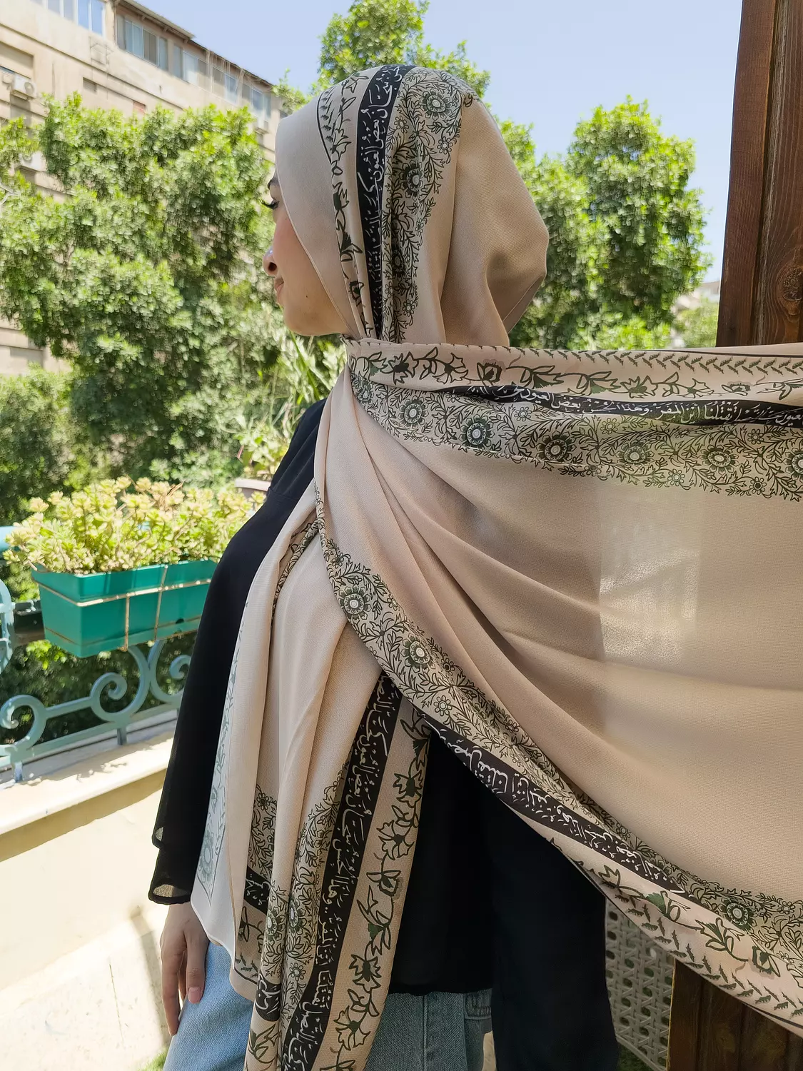 بعض العيون كحد النصل تقتلنا/طرحة hover image