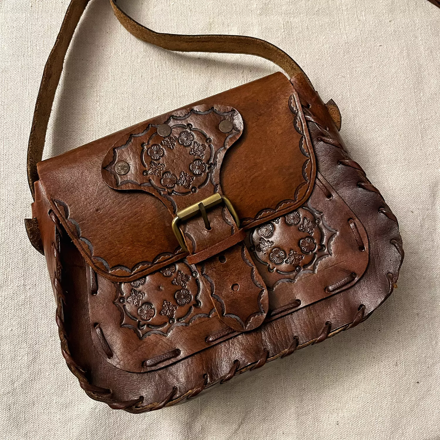 Bouquet tooled leather bag - scalloped border straps image